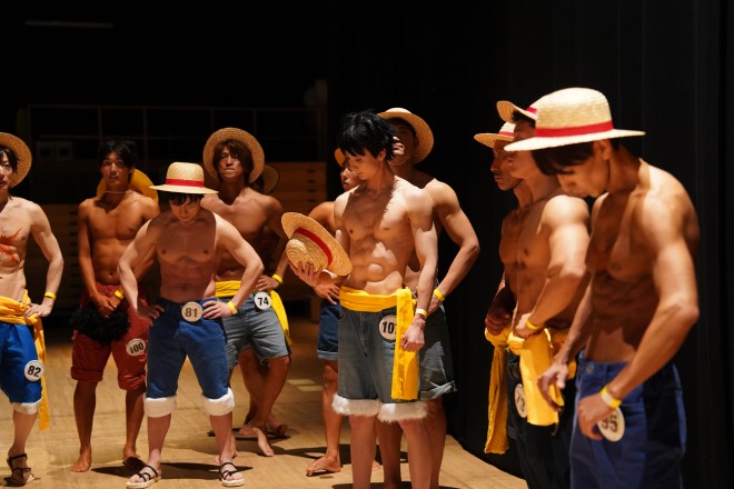 Hairstylist Akira Kenmotsu unleashes a high-impact “Gear Second” flex on stage at the inaugural ONE PIECE Body Make Contest, epitomizing Luffy’s fiery fighting spirit and bridging anime culture with modern physique sports.